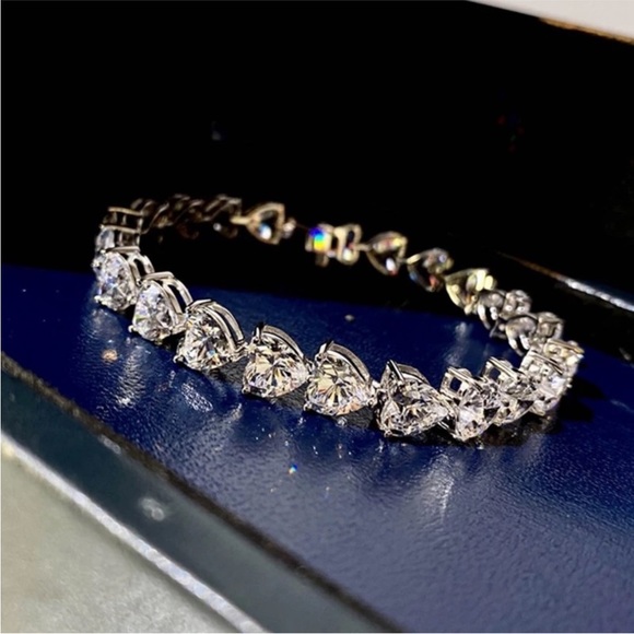 Neiman Marcus Jewelry - 18k 30ct Heart Tennis Bracelet